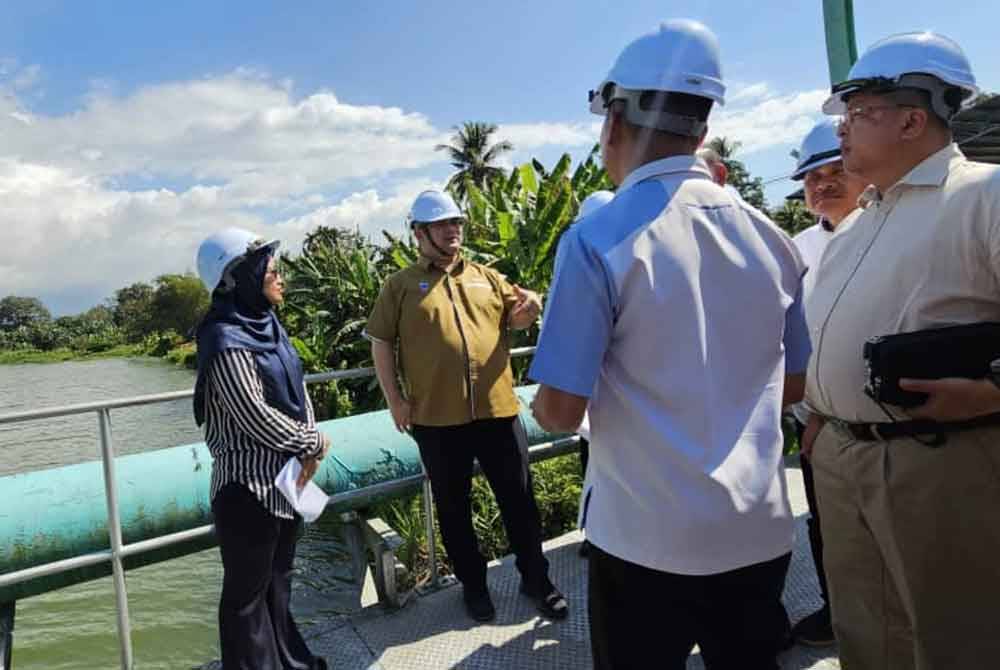 Shahelmey (dua dari kiri) melawat LRA Limbahau, Papar.