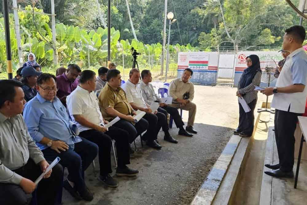 Shahelmey (empat dari kiri) mendengar taklimat berhubung operasi di LRA Limbahau, Papar pada Khamis.