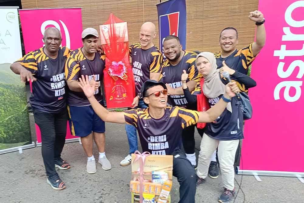 Euan Smith (tiga dari kiri) bersama pemenang 'scavenger hunt' sempena program CSR Demi Rimba Kita.