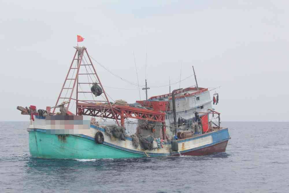 Maritim Malaysia menahan dua buah bot nelayan Vietnam yang menceroboh perairan negara. Foto Maritim Terengganu