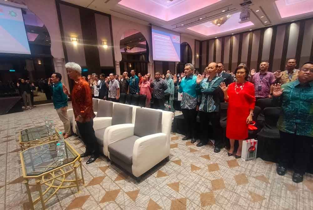 Charon Wardini (depan sekali) mengetuai Ikrar Bebas Rasuah EXIM Bank