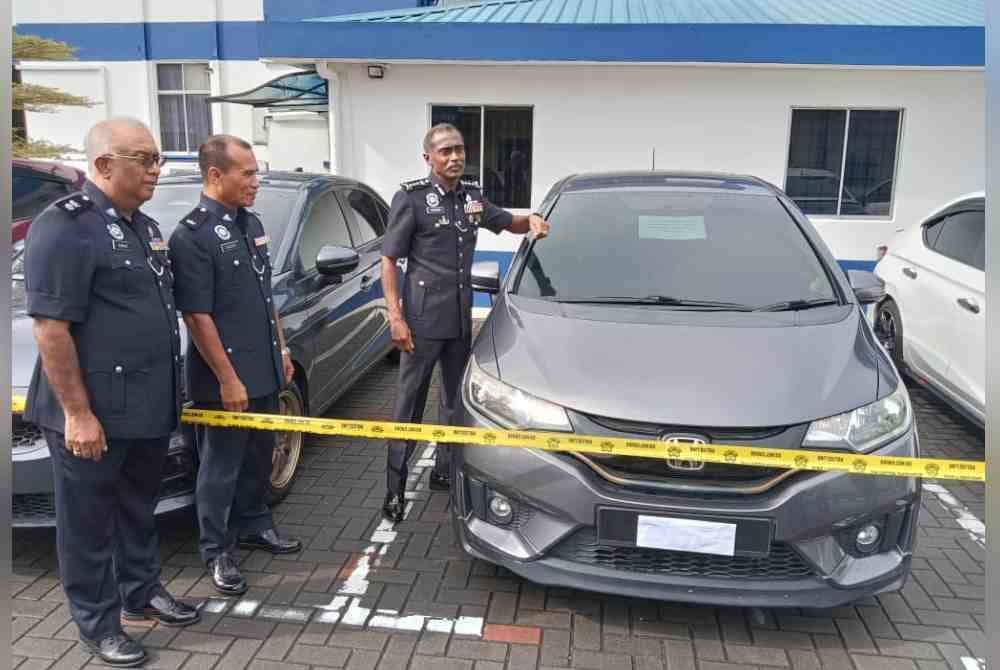 Kumar menunjukkan sebuah daripada enam kereta yang disita dalam serbuan dadah.