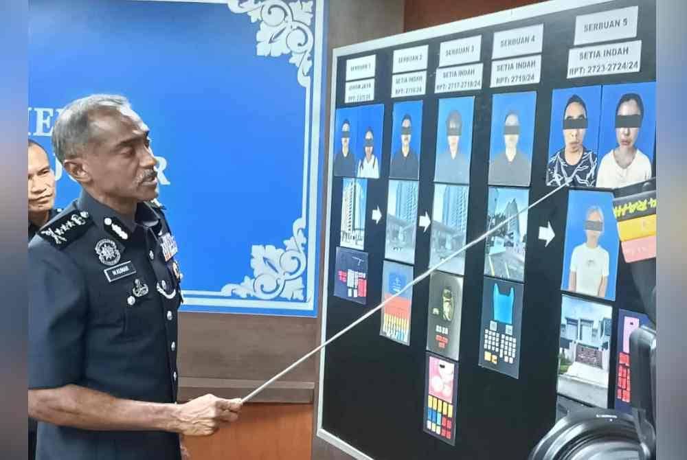 
Kumar menunjukkan carta enam suspek yang ditahan dalam serbuan dadah, pada sidang akhbar di IPK Johor, Johor Bahru pada Khamis.