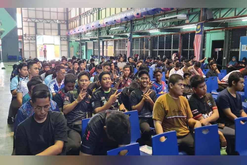 Sebahagian penuntut yang menyertai Jelajah Anti Rasuah pada Khamis.