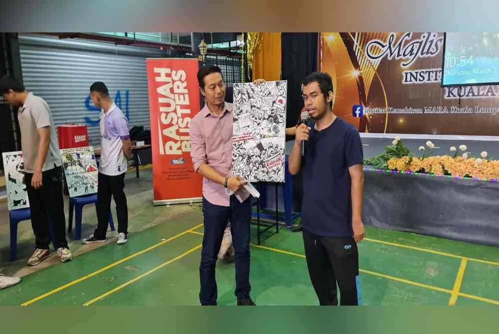 Pelajar menyertai cabaran Rasuah Busters.