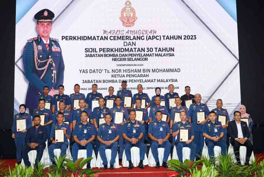 Nor Hisham (duduk, tengah) bergambar bersama penerima sijil selepas Majlis Anugerah Perkhidmatan Cemerlang (APC) Tahun 2023 dan Sijil Perkhidmatan 30 tahun JBPM Selangor pada Khamis.