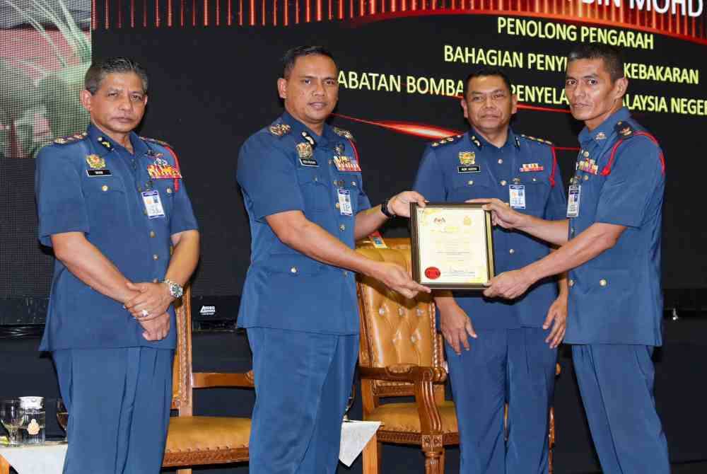 Nor Hisham menyampaikan sijil APC kepada pegawai bomba Selangor pada Khamis.