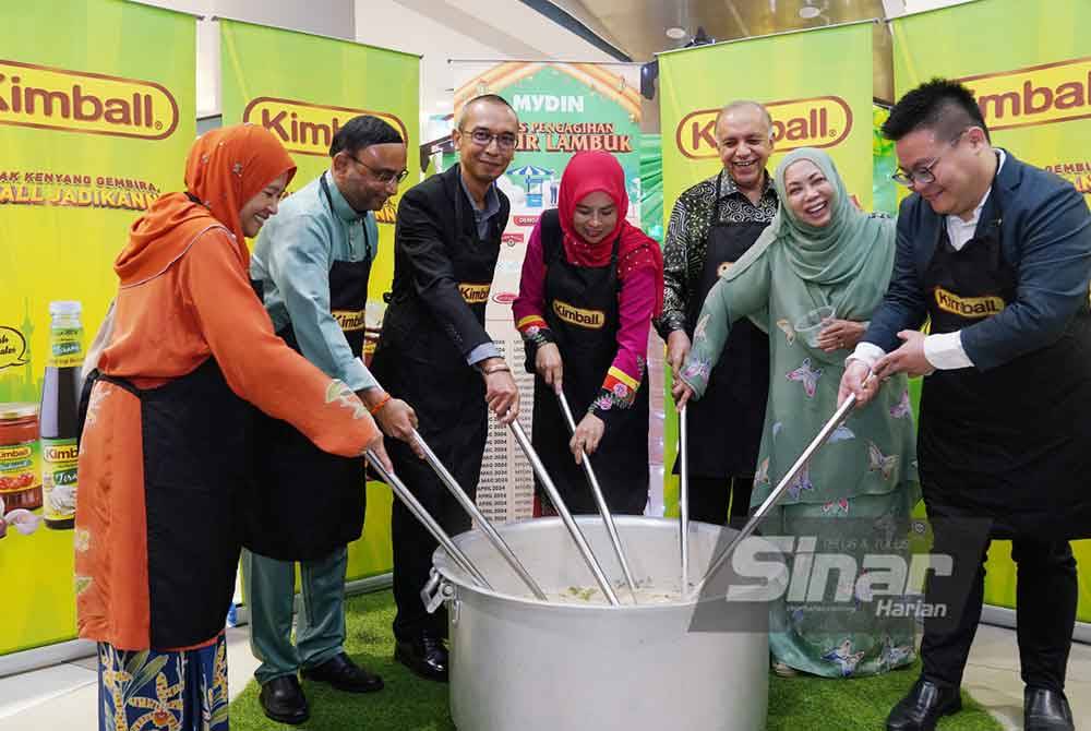 Bubur lambuk pada majlis Pelancaran Kempen Happening Raya yang diadakan di Pasaraya Mydin Seremban 2 pada Khamis. Foto SINARHARIAN/ROSLI TALIB