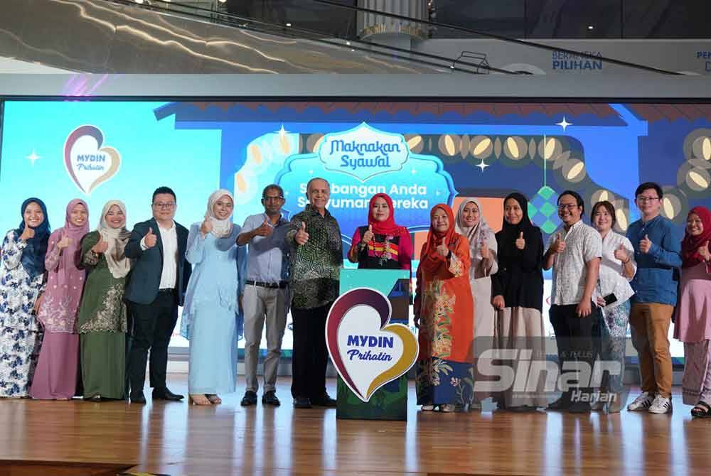 Noraini bersama Ameer Ali bergambar bersama rakan strategik Mydin pada majlis Pelancaran Kempen Happening Raya yang diadakan di Pasaraya Mydin Seremban 2 pada Khamis. Foto SINARHARIAN/ROSLI TALIB