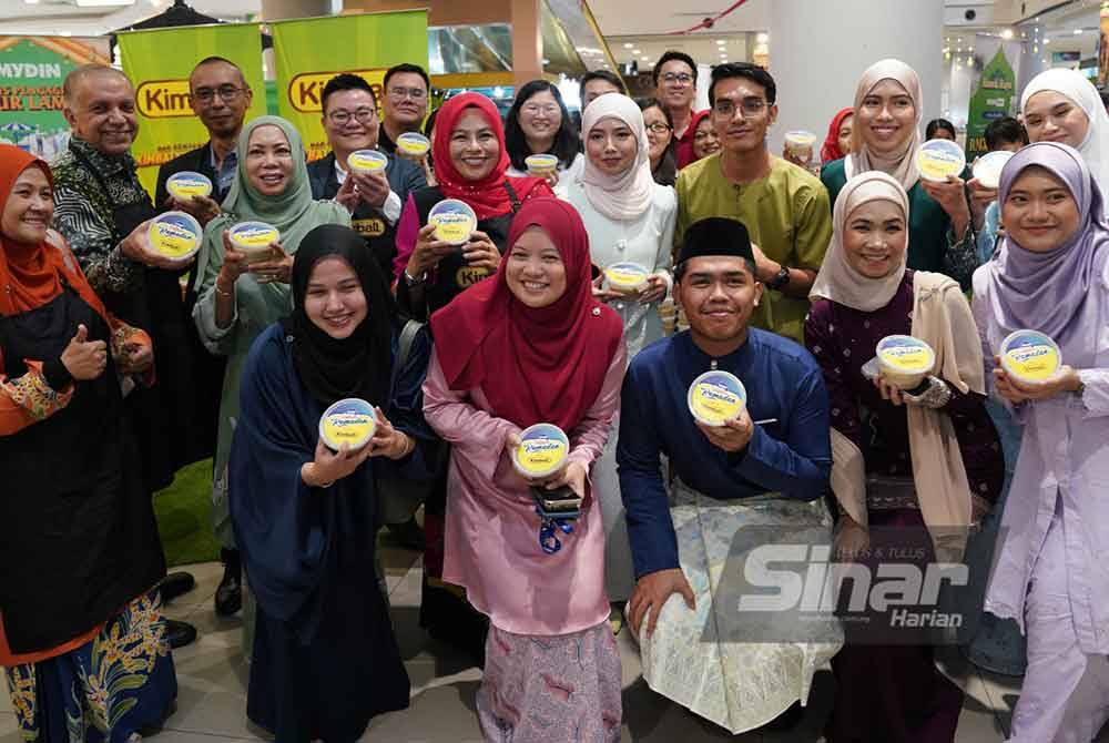 Pemberian bubur lambuk pada majlis Pelancaran Kempen Happening Raya yang diadakan di Pasaraya Mydin Seremban 2 pada Khamis. Foto SINARHARIAN/ROSLI TALIB
