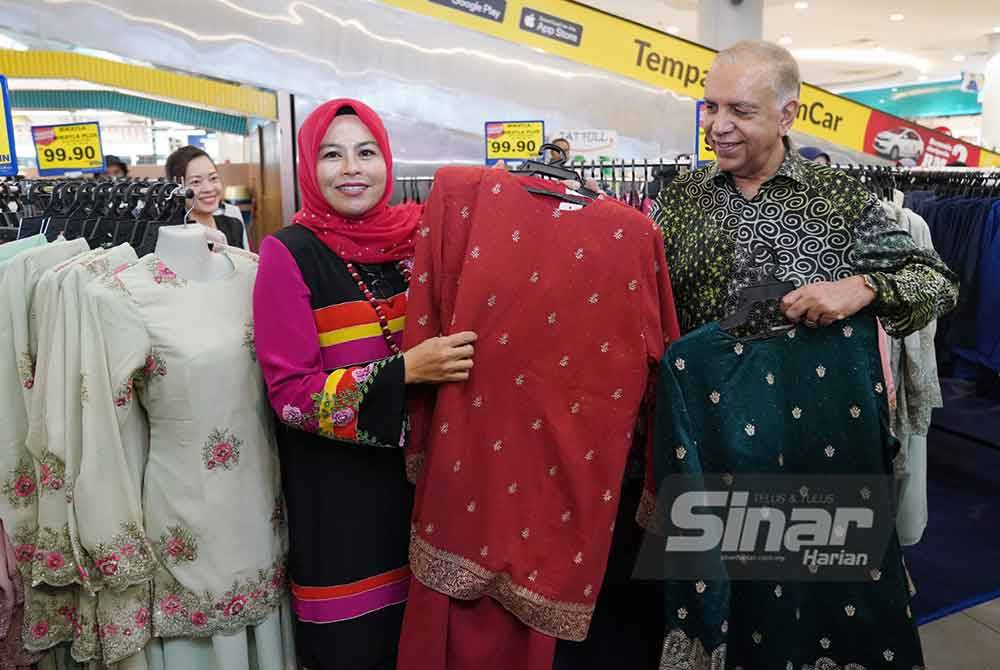 Noraini bersama Ameer Ali menunjukkan pakaian baju raja pada majlis Pelancaran Kempen Happening Raya yang diadakan di Pasaraya Mydin Seremban 2 pada Khamis. Foto SINARHARIAN/ROSLI TALIB