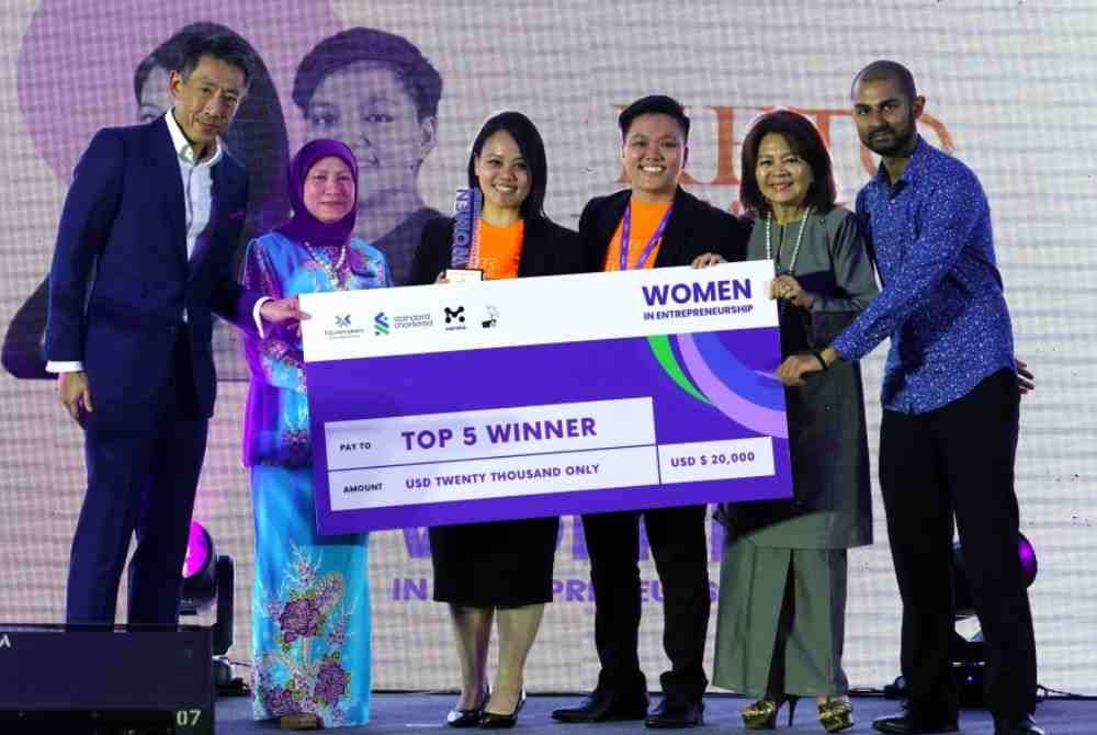 Nancy (dua, kiri) bergambar bersama pemenang pada Majlis Perasmian Program Keusahawanan Wanita (WiE) di sebuah hotel pada Khamis. Foto Bernama