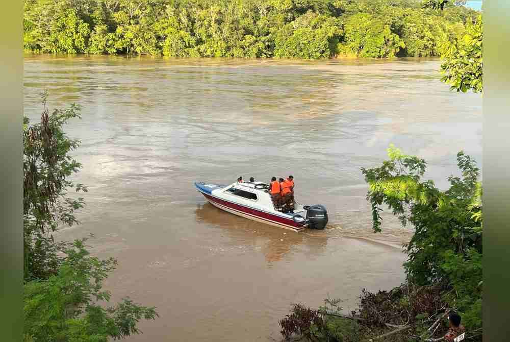 Pasukan bomba membuat pencarian di permukaan air dalam radius satu kilometer dari lokasi mangsa terakhir dilihat. Foto ihsan bomba