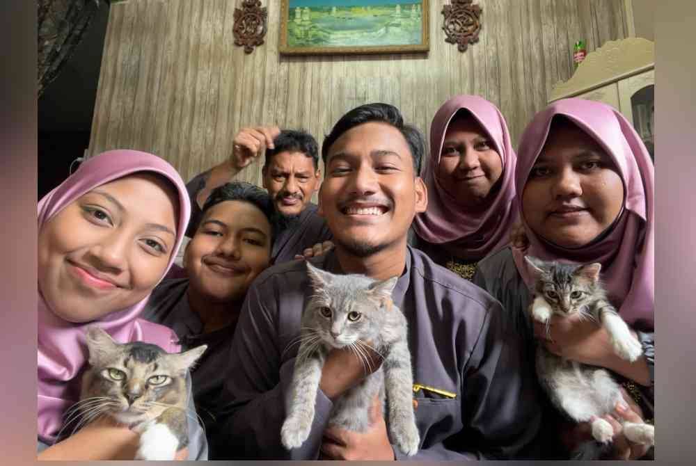 Gambar terkini Amir (tengah) bersama ahli keluarganya ketika sambutan Hari Raya Aidilfitri tahun lalu.