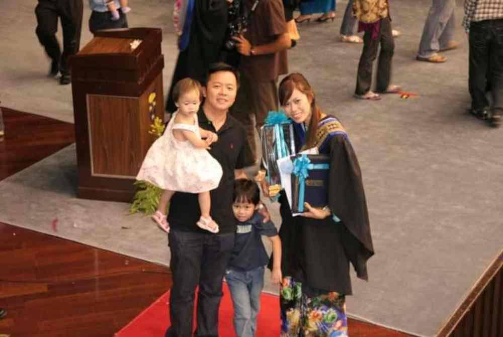 Calvin (kiri) dan Christine bersama dua anak mereka sebelum tragedi MH370 berlaku.