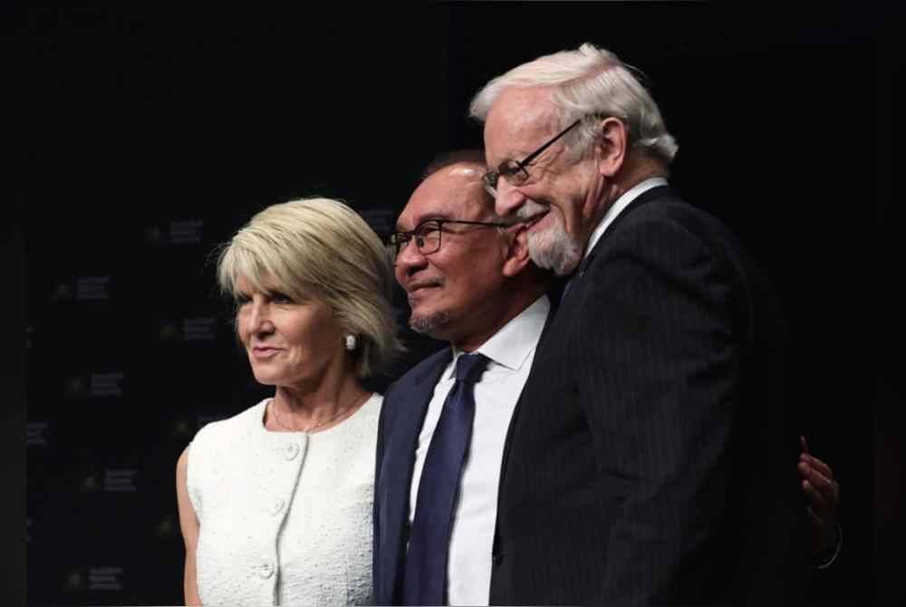 Anwar bersama Profesor Kehormat di Universiti Nasional Australia (ANU), Profesor Gareth Evans (kanan) dan Timbalan Naib Canselor (Akademik), Profesor Grady Venville (kiri) selepas menyampaikan syarahan umum di ANU. - Foto Bernama