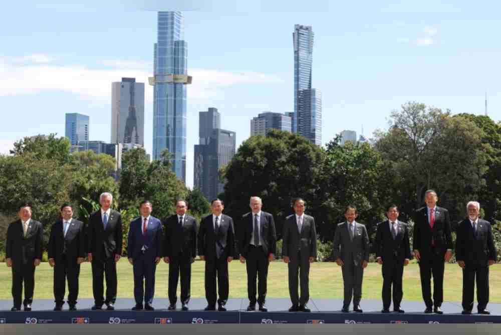 Anwar (lima, kiri) bergambar bersama Perdana Menteri Australia, Anthony Albanese serta pemimpin negara ASEAN pada sesi pemukiman sempena Sidang Kemuncak Khas ASEAN-Australia di Government House.