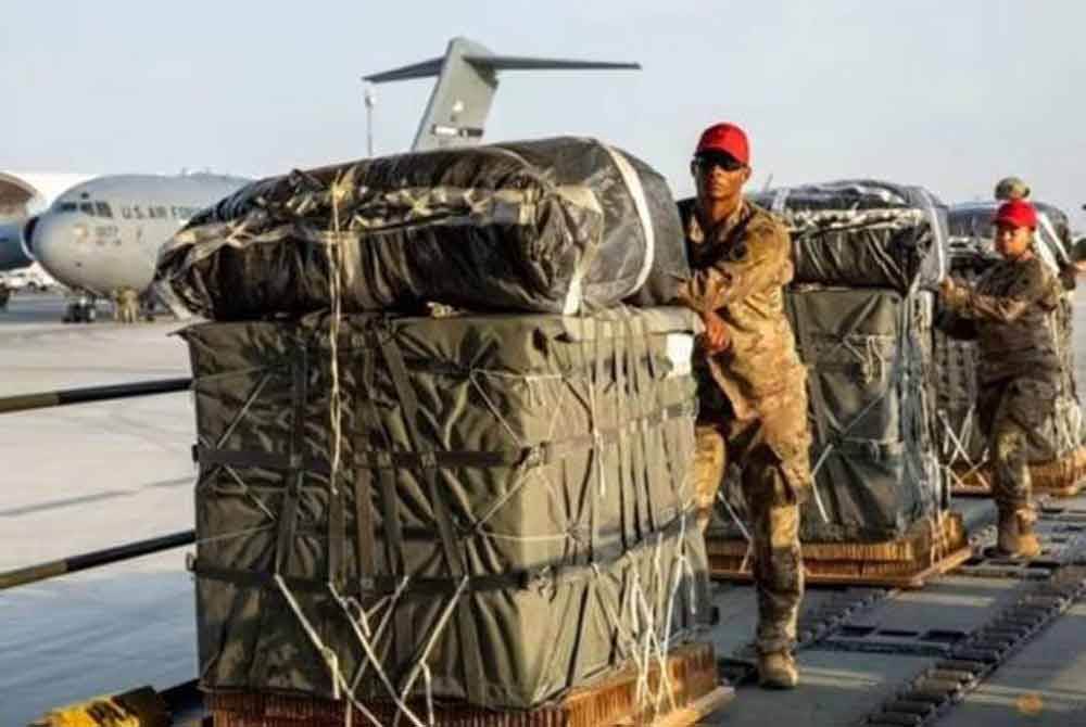 Anggota tentera Amerika Syarikat memindahkan bantuan kemanusiaan untuk penduduk Gaza dari pesawat tentera. Gambar ini dikeluarkan pada 5 Mac lalu oleh Reuters.