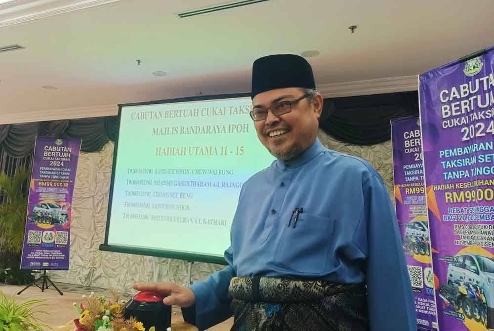 Rumaizi menyempurnakan Sesi Cabutan Bertuah Cukai Taksiran MBI 2024 pada Jumaat.
