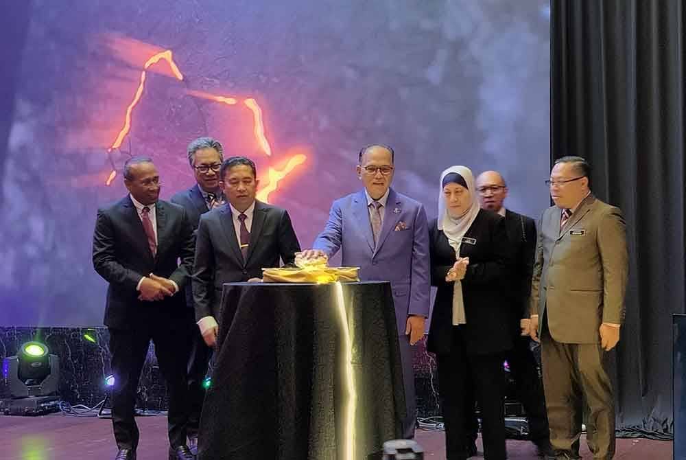 Wan Rosdy menyempurnakan gimik perasmian Program PRISMM 2024 dan AMMP di sebuah hotel di Kuantan pada Jumaat