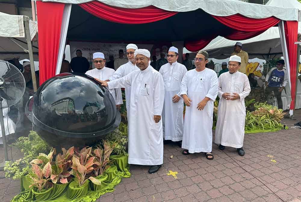 Mohd Nassuruddin (empat dari kanan) melakukan simbolik perasmian Madinah Ramadan.