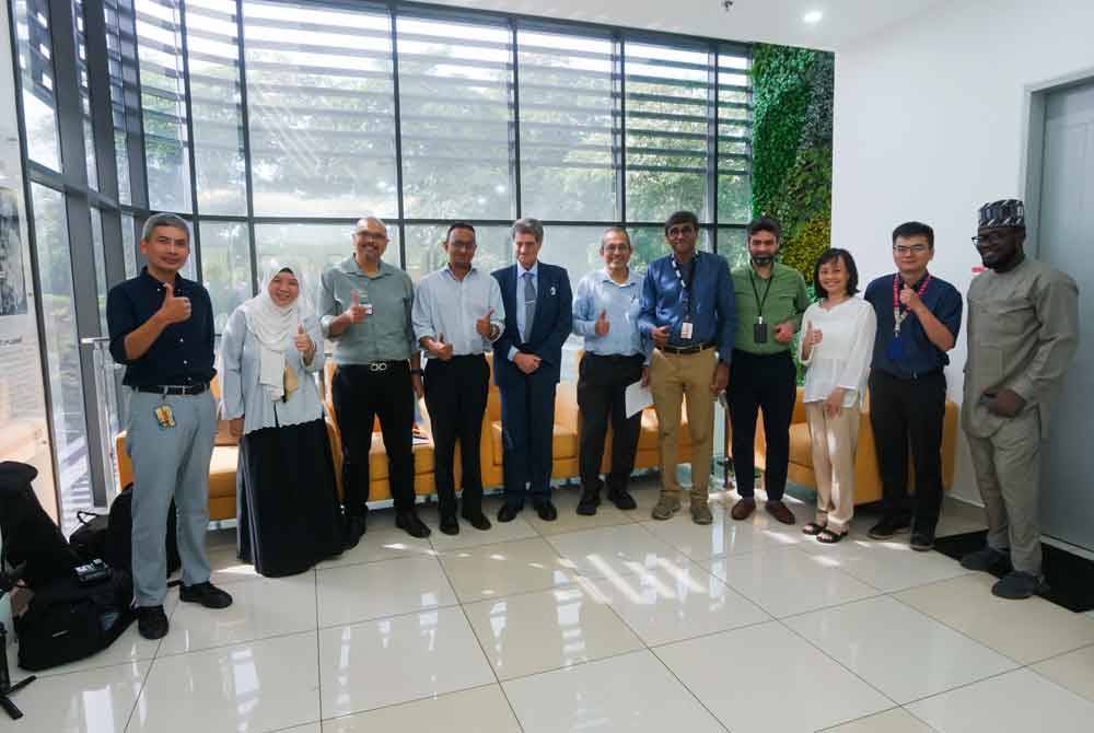 Pengerusi UKM Holdings Sdn Bhd, Datuk Ahmad Shalimin Ahmad Shaffie (tiga dari kiri) bersama petugas UKMSC.