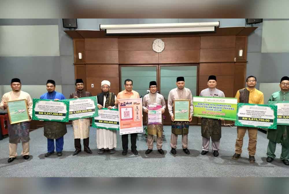 Ahmad Hairi (lima dari kanan) bersama wakil penerima bantuan Muip sempena Ramadan tahun ini.