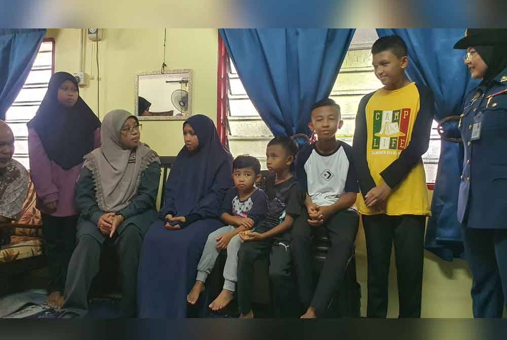 Aiman Athirah (tiga dari kiri) ketika menziarahi keluarga anggota bomba yang lemas ketika menyelenggara bot pada 22 Februari lalu.
