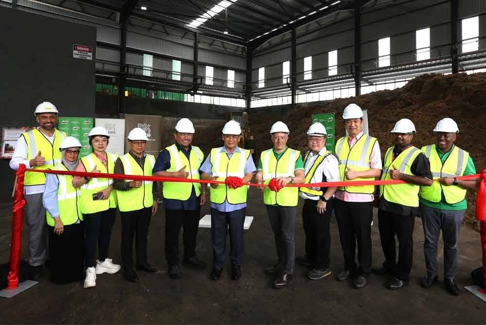 Aminuddin (enam dari kiri) memotong reben pada Majlis Pelancaran Loji Janakuasa Biojisim Nestle Malaysia di Rembau pada Jumaat.