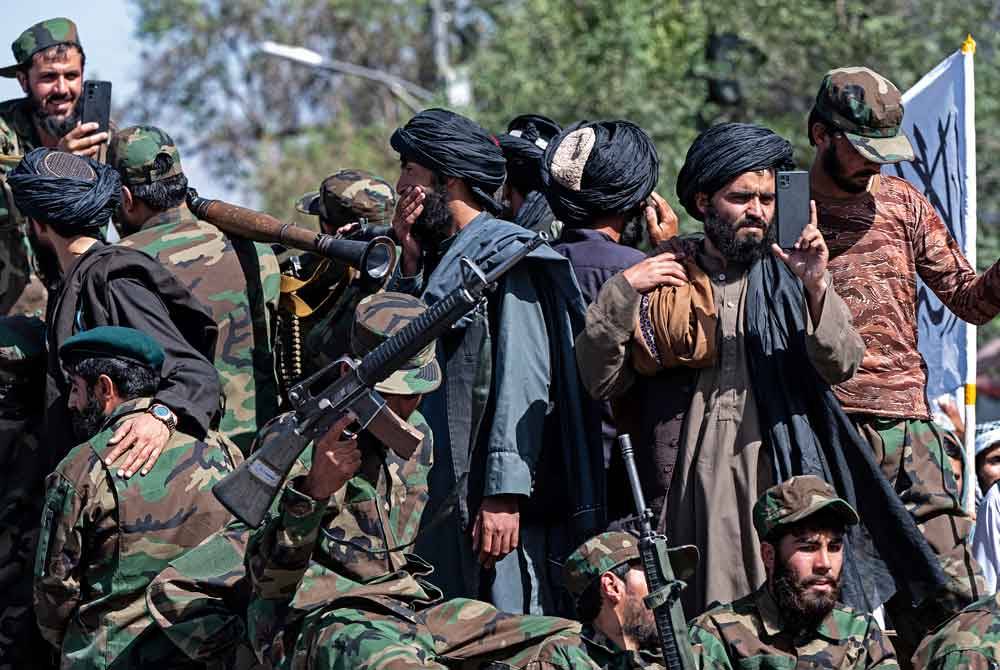 Kumpulan Taliban berkonvoi berhampiran kedutaan AS di Kabul semasa sambutan ulang tahun kali kedua mengambil alih negara daripada tentera asing. - AFP