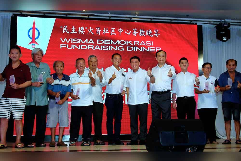Kor Ming (lima dari kanan) bersama ahli sahabat veteran pada Program Wisma Demokrasi Fundraising Dinner hari ini. - Bernama