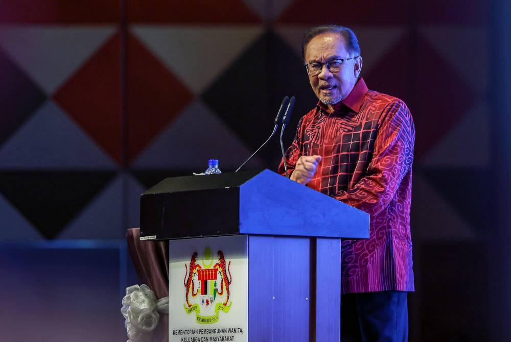 Anwar menyampaikan ucapan pada Sambutan Hari Wanita Antarabangsa 2024 di Sunway Pyramid Convention Centre hari ini. - Foto Bernama