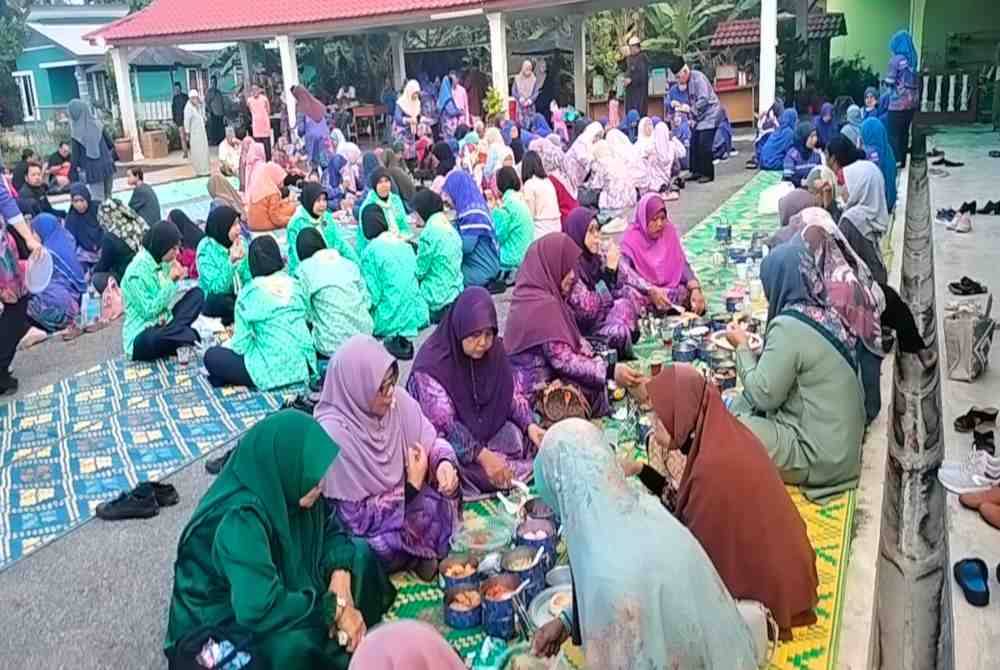 Sarapan sekampung yang diadakan di Kampung Parit Dato Onn, Pontian pada Sabtu.
