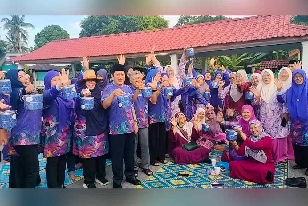 Ahmad (tengah) bergambar bersama penduduk ketika program Sarapan Sekampung di Kampung Parit Dato Onn, Pontian pada pagi Sabtu.
