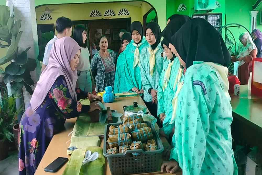 Pertunjukan membuat burasak turut diadakan ketika program Sarapan Sekampung di Kampung Parit Dato Onn Pontian.