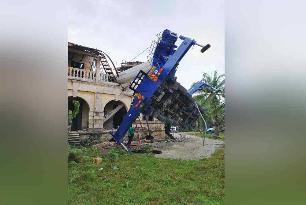 Kejadian itu menyebabkan struktur bumbung dan dinding rumah agam yang dipercayai dibina pada awal kurun ke-19 runtuh.