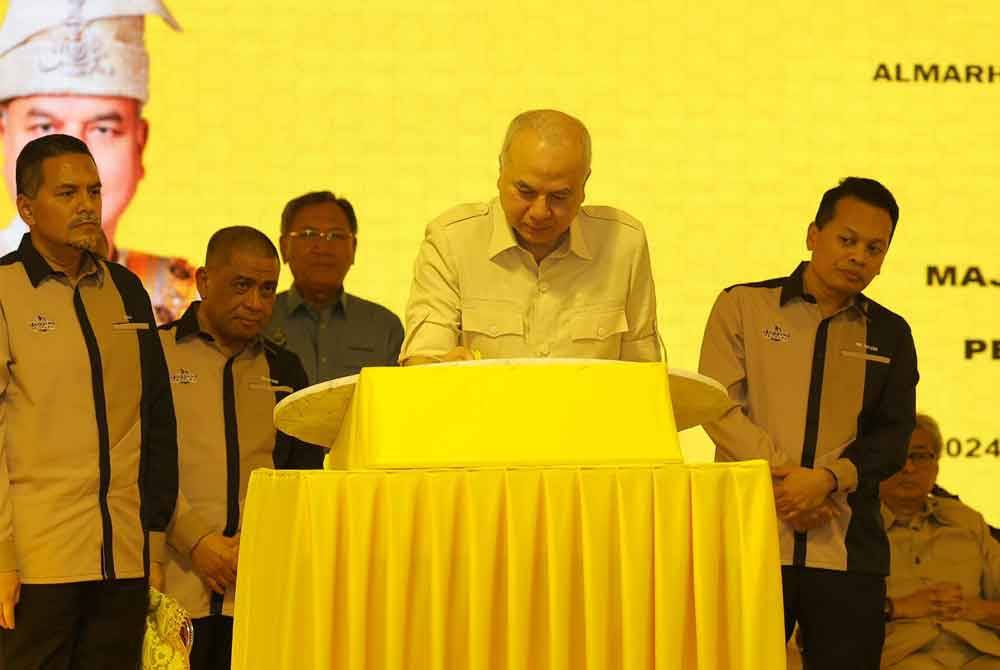 Sultan Nazrin berkenan menandatangani plak simbolik menyempurnakan pemasyhuran Lenggong Geopark di Kota Tampan pada Sabtu.