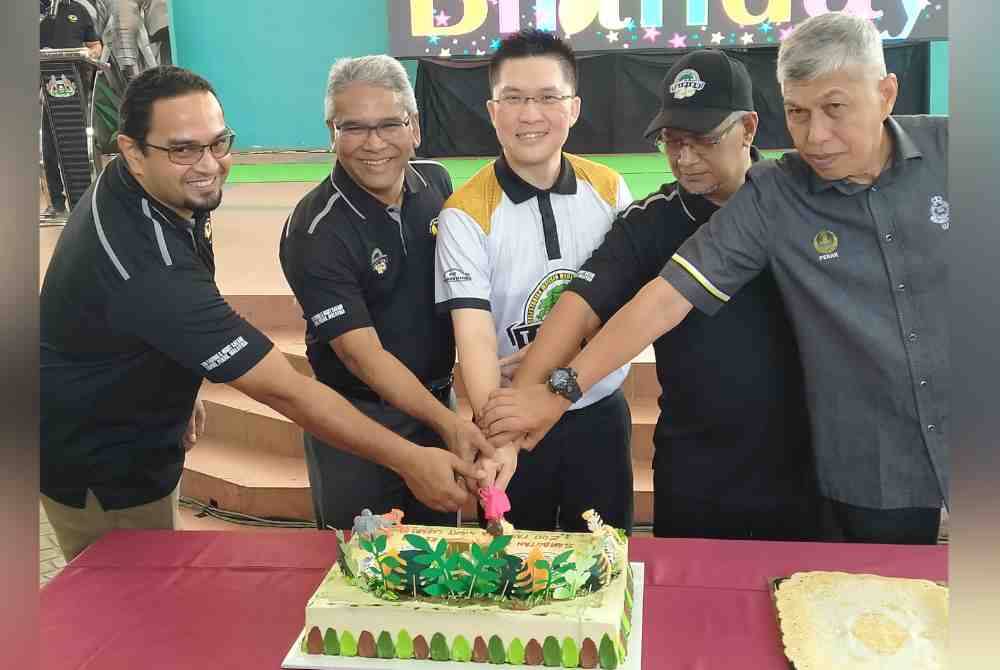 Kah Woh (tengah) dan Khairul Amir (dua dari kiri) bersama tetamu kehormat memotong kek sebagai gimik Majlis Perasmian Ulang Tahun ke-63 ZTNS di Pavilion ZTNS di sini pada Sabtu.