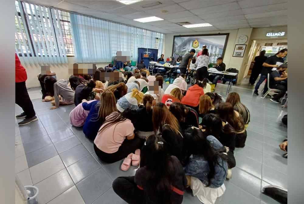 Sebahagian 151 individu termasuk 120 wanita pelbagai negara yang ditahan JIM dalam serbuan pada Jumaat. (Gambar kecil: Jafri Embok)