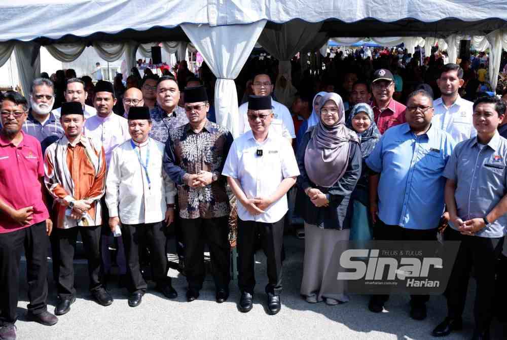 Mohd Na'im (tengah) bergambar bersama tetamu jemputan dan orang awam yang hadir pada Karnival Mahabbah Komuniti Madani di Masjid As-Syakirin Kampung Bharu Lanjut pada Sabtu.