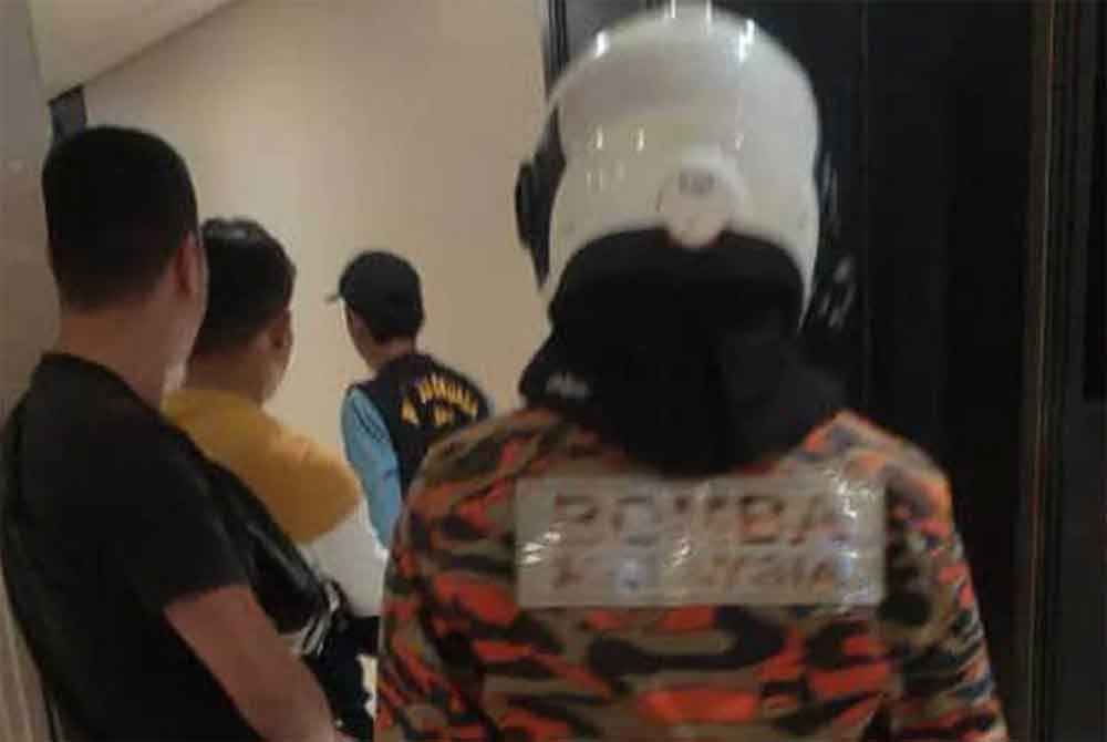 Gambar tular penguat kuasa Jawi terpaksa mendapatkan khidmat bomba selepas suspek enggan membuka pintu unit berkenaan.