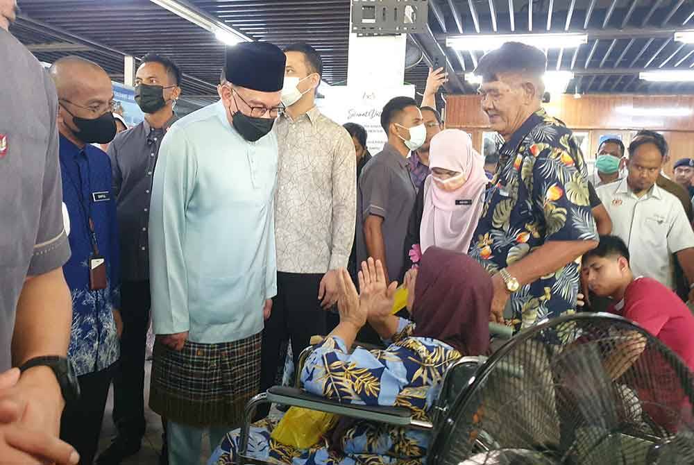 Anwar sempat bertanya khabar seorang pesakit ketika lawatannya di Hospital Seberang Jaya, pada Sabtu.