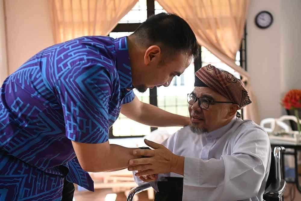 Sheqal (kanan) yang popular menerusi lagi Cinta Nusantara pernah diserang strok sebanyak empat kali.
Foto: Facebook Anwar Ibrahim