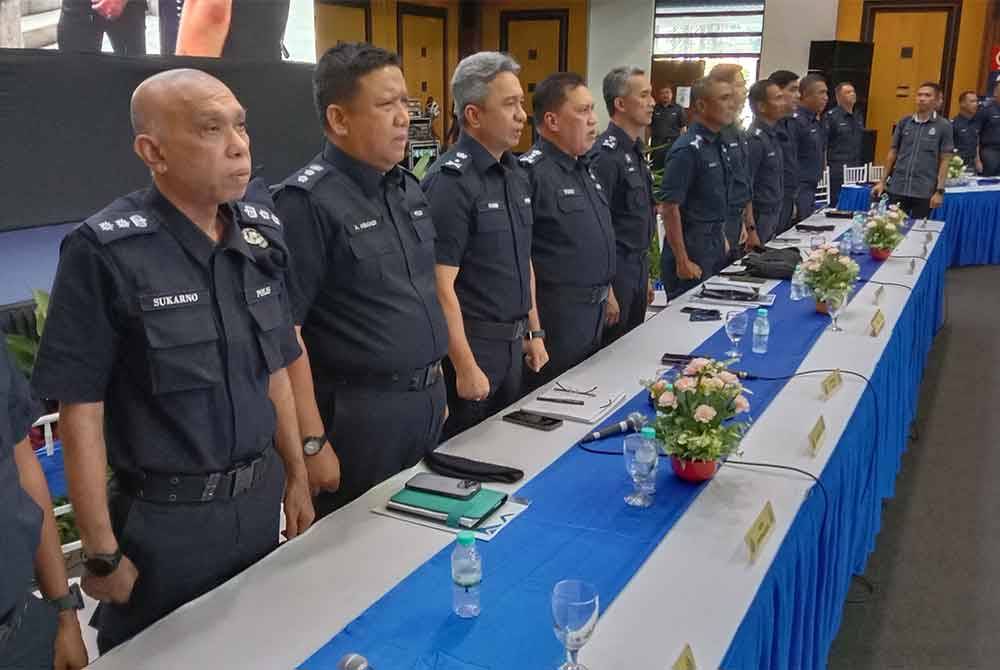 Mohd Shuhaily (empat, dari kiri) bersama pegawai kanan JSJ.