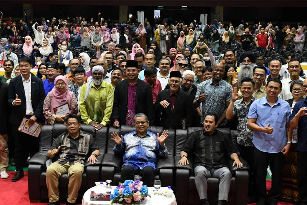 Aaron (duduk, tengah) bergambar dengan peserta-peserta majlis Dialog Harmoni Peringkat Negeri Pulau Pinang di Dewan Milenium hari ini. Foto Bernama
