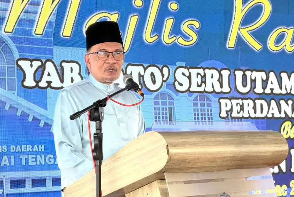 Anwar menyampaikan ucapannya pada Majlis Ramah Mesra di Ibu Pejabat Polis Daerah (IPD) SPT.