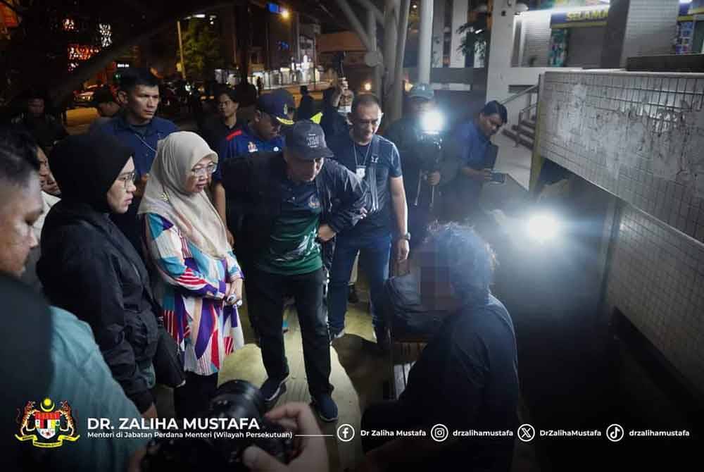 Zaliha (dua dari kanan) mendengar keluhan salah seorang gelandangan yang diselamatkan.