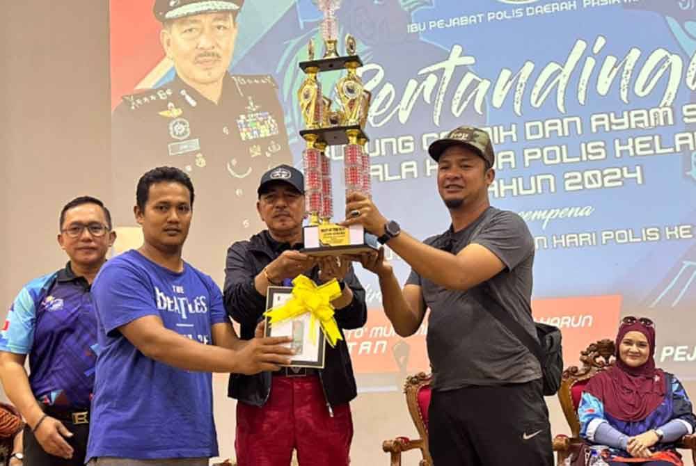 Muhamad Zaki (tiga dari kiri) menyampaikan hadiah kepada pemenang Best of The Best kategori burung candik.