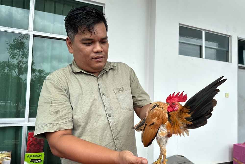 Mohd Hilmi menunjukkan Yellow MG yang menerima tawaran RM25,000.