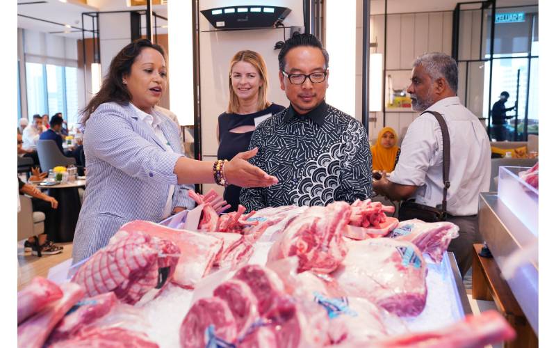 Jennifer (kiri) menerangkan kepada Khalid (kanan) mengenai daging halal segar yang dijual oleh MBA Food Malaysia.